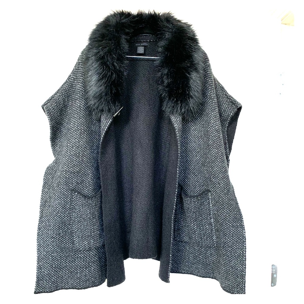 STEVE MADDEN - Sweater Cape with Faux Fur Collar